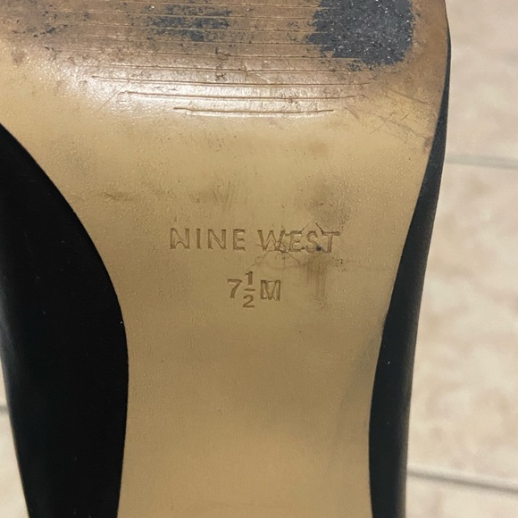 Nine West Bow Pump - Picture 5 of 5